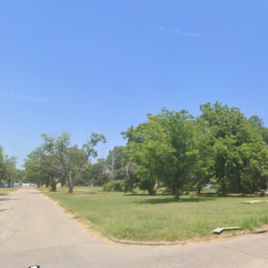 Buildable Corner Lot in , Blytheville, Mississippi, AR! Power, Water, Sewer and Gas at the Property! An Opportunity to Build your next home!  Great Road Frontage! APN # :  305-05283-000