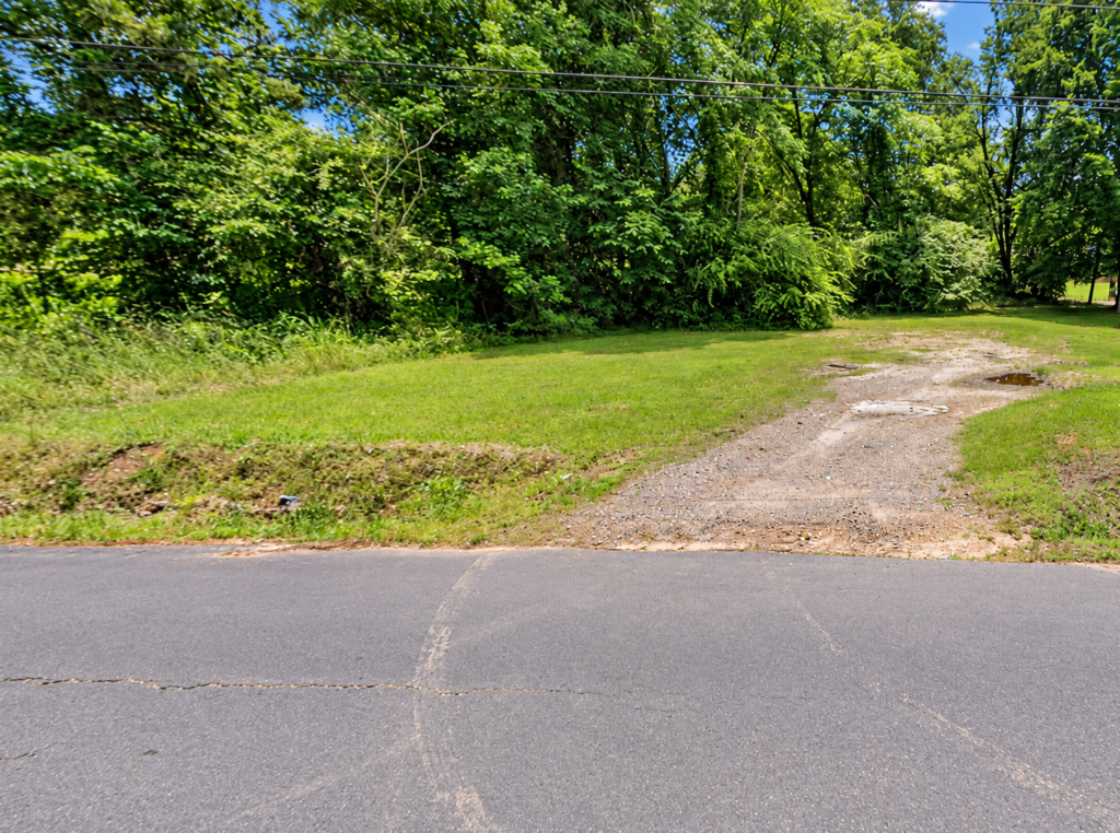 Great Residential Lot in Lafayette County, Arkansas, offers rural scenery, wooded hills, and outdoor recreation. Lakes such as Lake Erling and Lake June provide opportunities for fishing and relaxing outdoors—making the area appealing to anyone seeking a quieter country lifestyle APN: 001-01342-0000